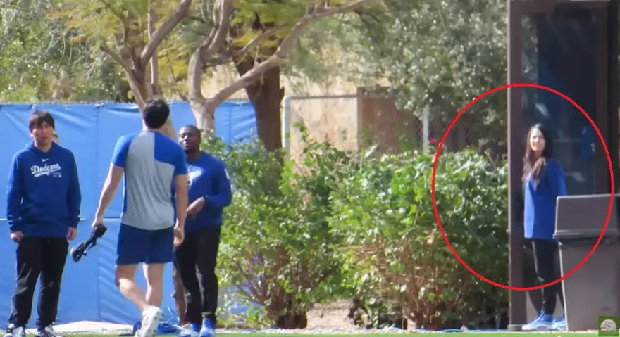 大谷翔平身旁女子是誰？網猜籃球員老婆　他曬出照片直指是道奇員工