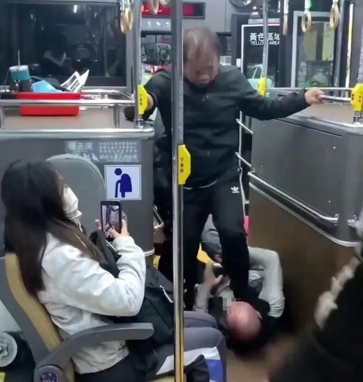 影/狼狽！台中酒駕男闖公車爆揍司機　反遭打趴「腳踩頭」壓制