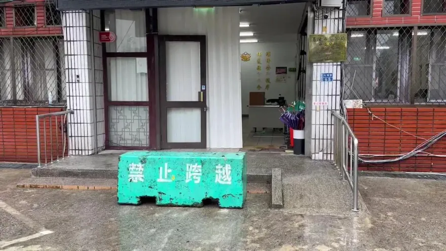 基隆警殉職/貨車衝撞值班台男警枉死　八堵分駐所緊急設水泥石墩防撞