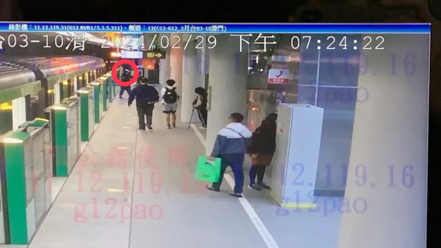 影/為吸引注意！安全帽怪客中捷亮槍嚇死乘客　「1原因」遭強制送醫