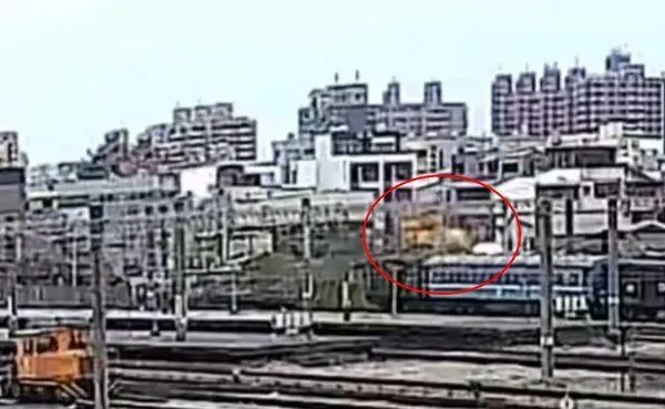 影/碰！台鐵岡山站纜線短路釀爆炸　兇手曝光竟是喜鵲築巢釀禍