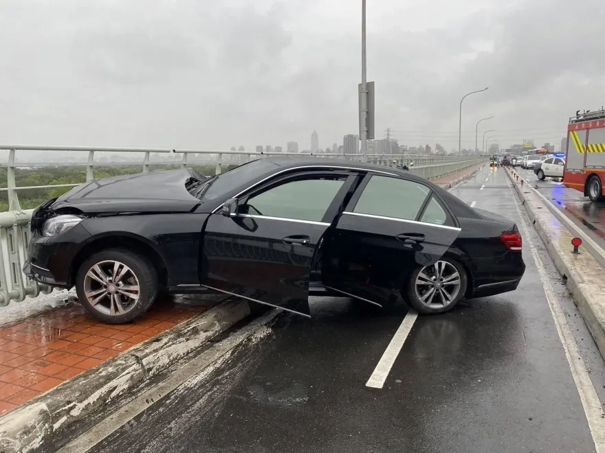 快訊/華江橋驚悚事故！疑天雨路滑釀追撞　肇事賓士車飛躍機車道險墜橋