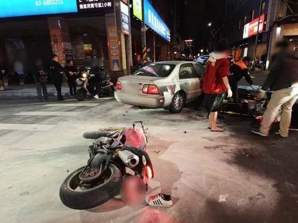 高雄死亡車禍！他騎百萬重機杜卡迪下班出事　被撞頭部重創送醫不治