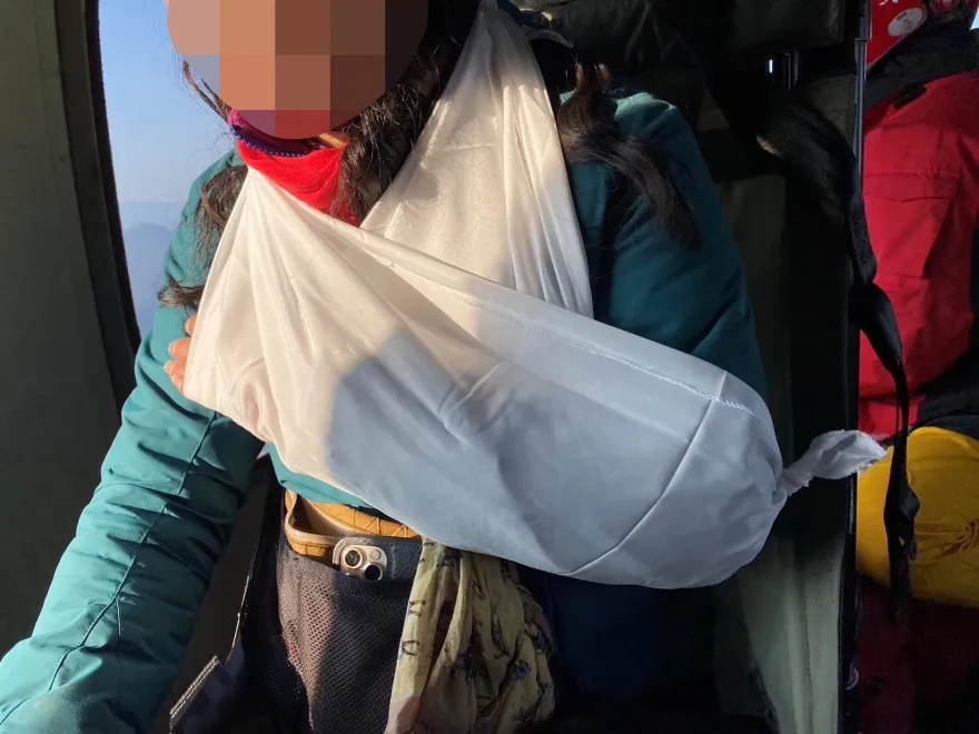 南投女登「干卓萬十三連峰」摔斷手　空勤直升機吊掛送醫