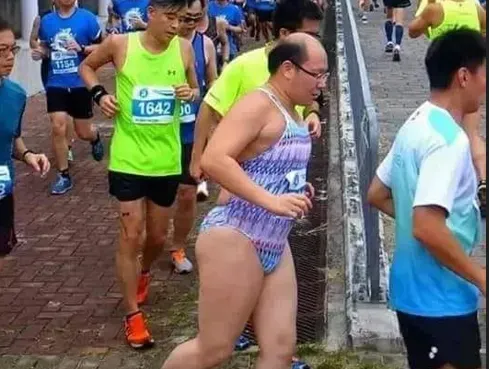最佳勇氣獎！他穿「性感高衩泳衣」跑馬拉松　網笑爆：老不羞