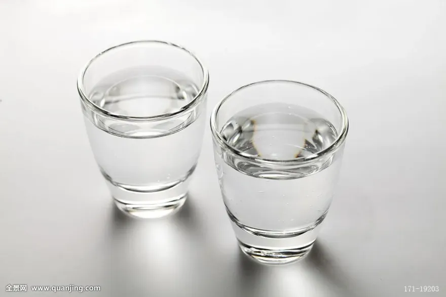 他「狂灌高粱後喝咖啡」腹痛狂吐衝急診！　醫一看：食道破了