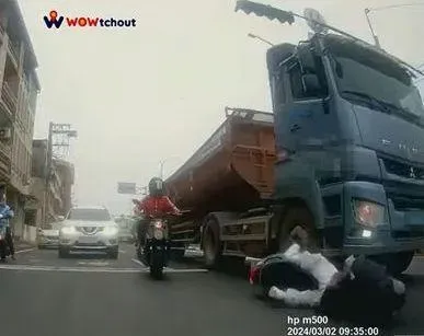 影/命大！高雄妹超車「左右搖」自摔　砂石車輾過車輪她沒事