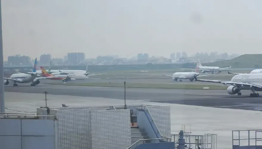 旅客氣炸！桃園機場誇張延誤「近20架飛機排隊卡爆」　桃機解釋：跑道封閉整修