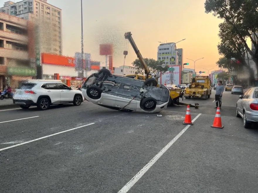 快訊/高雄驚悚「444車禍」！她開車撞上同向車慘翻　對方也失控擦撞2機車