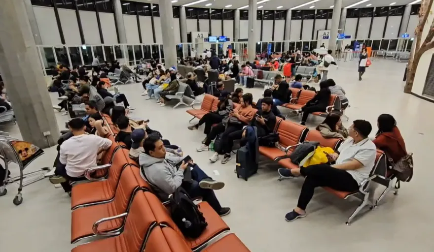 災情擴大！數十架飛機卡在跑道排隊　大批旅客飛不了擠爆桃機候機室