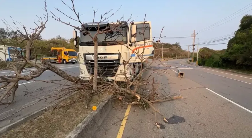 快訊/台1線大車失控亂衝！整輛車卡分隔島　撞斷路燈擋2車道
