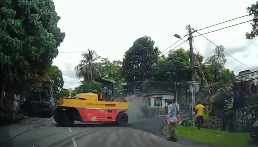 影/壓路機舖路突從斜坡滑落　民宅衰遭撞成危樓駕駛當場慘死