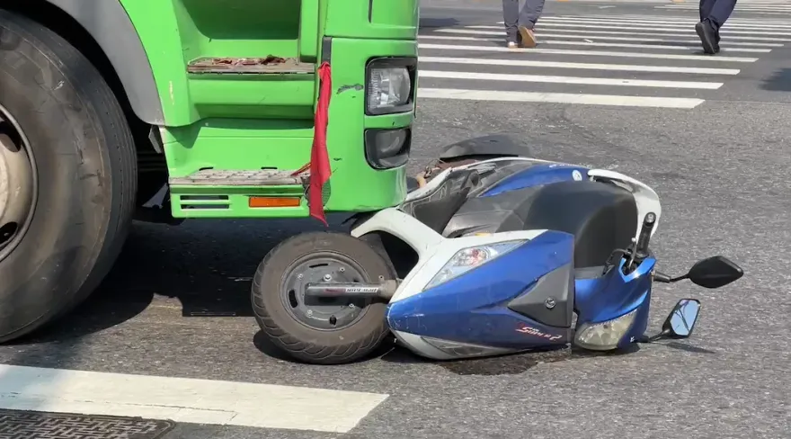 影/永康油罐車碰撞機車！7旬翁命喪輪下　妻子急趕現場崩潰痛哭