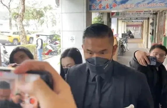 口罩風波後消失4年！范瑋琪緊牽陳建州現身靈堂致意：我愛她們