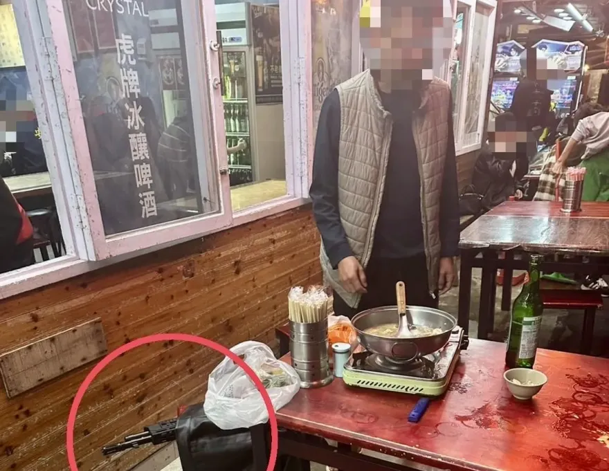影/男子夜市熱炒店吃消夜「槍擺桌上」　嚇壞路人遭逮下場曝光