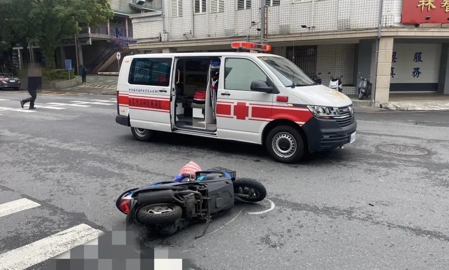 快訊/撞擊瞬間！宜蘭值勤救護車擦撞機車　騎士噴飛翻滾幸無大礙