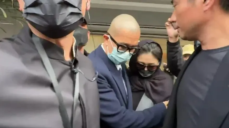 昔自封美容大王！大S睽違5年現身竟「冒白髮」…網反讚：優雅老去