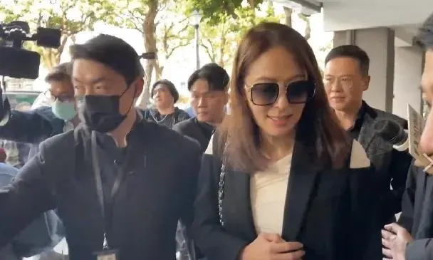 鐵S幫！黑人攜范瑋琪向小S公公致意　賈永婕背香奈兒包現身