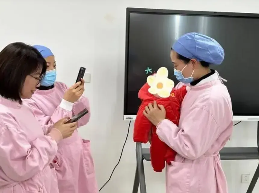 出生僅650g！四川「巴掌女嬰」成醫護心頭肉　經百日照料後順利出院
