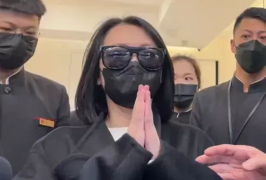 守公公靈堂7小時！小S喊許雅鈞先上車遭拒　雙手合十發聲了