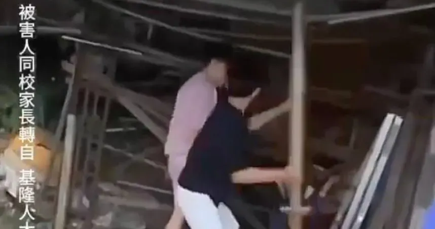 基隆驚見國中校園霸凌！3人持木板掃把暴打1男學生　驚悚畫面曝光