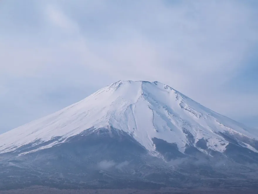 富士山擠爆了！山梨縣7月起徵收「420元通行費」　每日限4千人禁單日攻頂
