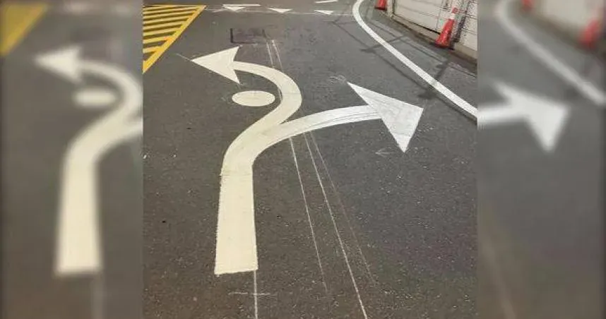 高雄三多商圈出現交通「藝術」標線！汽車粉專PO出一堆人疑惑　網笑：打太極？