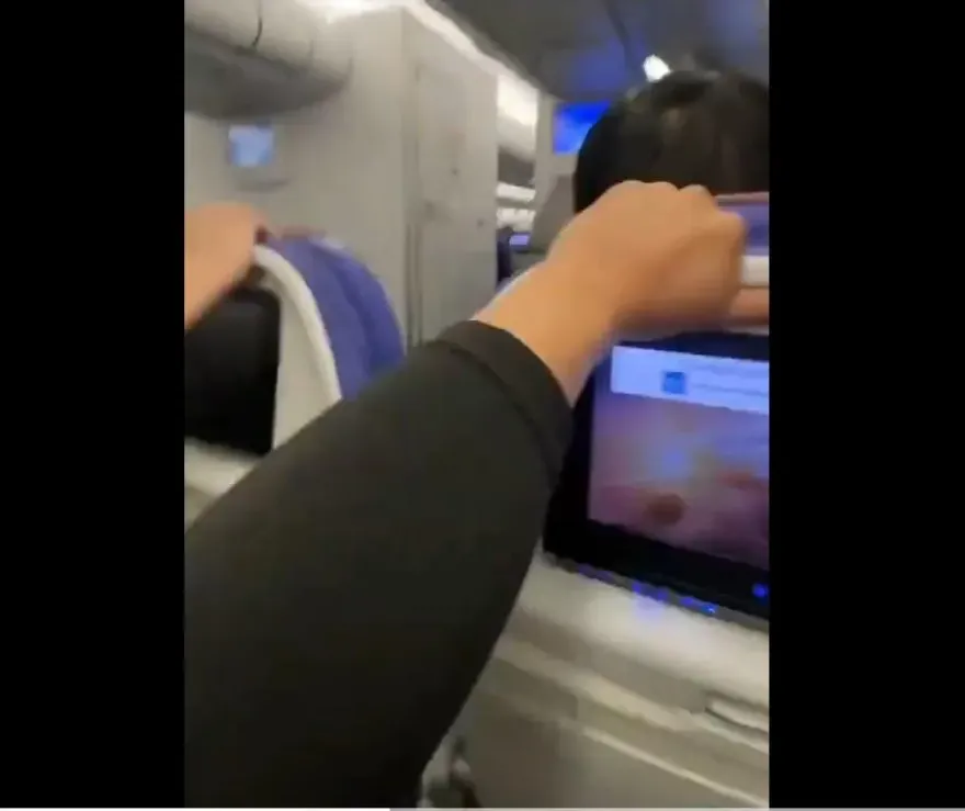 影/像坐大怒神！航班遇亂流機艙狂晃　「空姐顫抖廣播」驚恐畫面曝光