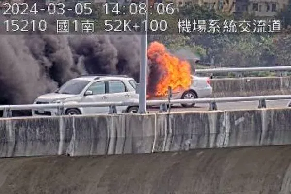 快訊/國1北向機場系統段火燒車！　黑煙猛竄火舌吞車頭「燒不停」