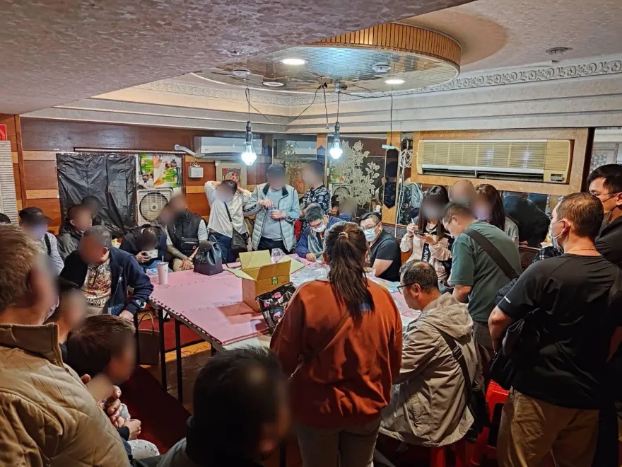 影/破門搗賭窟！高雄豪華民宅內博輸贏　31人玩天九牌慘了