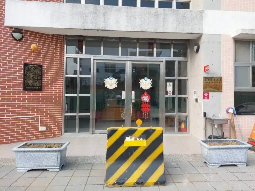 基隆警殉職/員警魂斷值班台！苗縣盤點17「具風險派出所」　水泥護欄擋著用