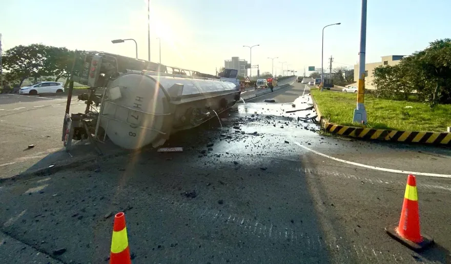 快訊/油罐車西濱新竹路段轉彎翻覆　側躺車道油料溢出幸無人傷