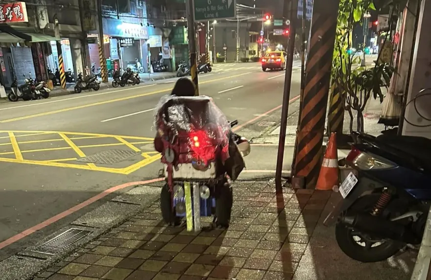 抱怨外送員遲到！「輪椅男」凌晨3點取餐　燒烤店老闆自省：過得幸福才會埋怨