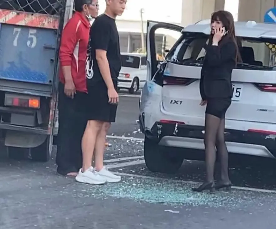 心跟著碎了！「OL短裙黑絲妹」名車撞成「嬌」點　IG美照曝光…全網大歪樓