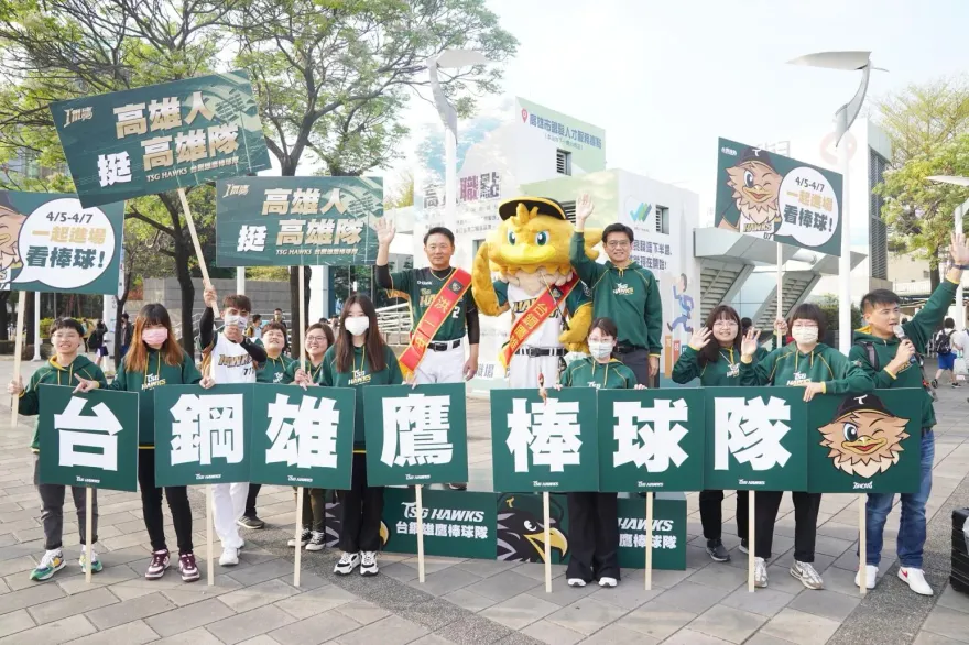 台鋼雄鷹「拜票」第2彈！教頭親上街頭喊「請支持2號洪一中」