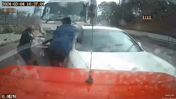 影/車禍擦撞下車理論！2男「站路中間吵70秒」遭撞飛　1死1重傷驚悚畫面曝