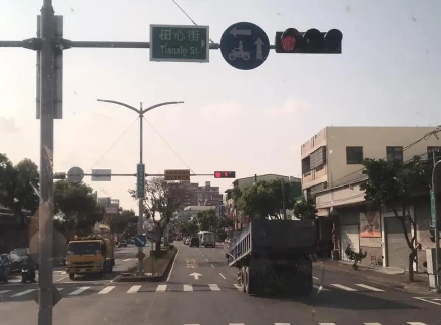 台中街頭驚傳斷頭案！砂石車「身首離異」鬧分家　疑連接軸斷裂釀禍