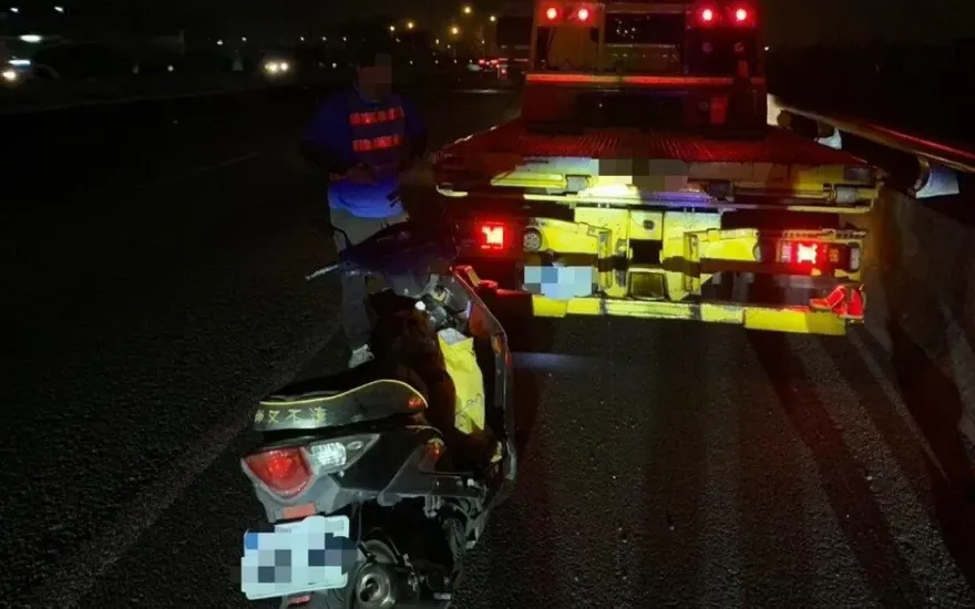 影/高雄超狂男竟騎機車上國道！疑精神不濟恍神　警方到場還想跑