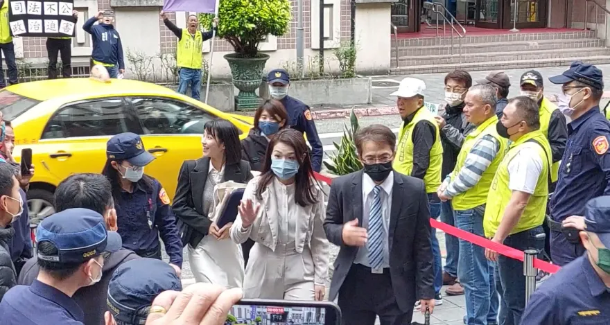 影/高虹安生死一戰！出庭勘驗檢察官「消失的16分鐘」　新竹民眾聚集北院聲援