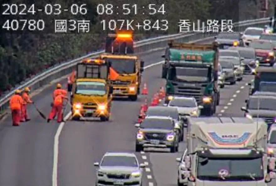 快訊/快改道！國3香山段「3車追撞」紫爆回堵中