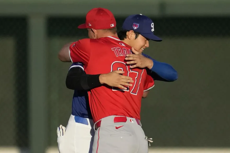 影/見到大谷翔平好興奮　「鱒魚」球棒一丟快步上前抱抱