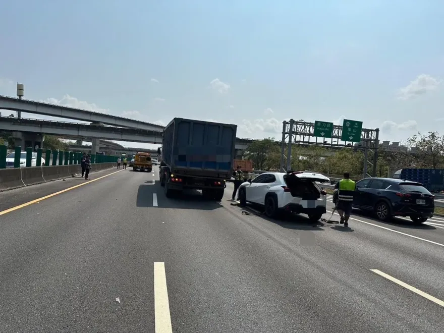 快訊/駕駛注意！國1鼎金系統南向「3車追撞」　剩外側路肩可通行