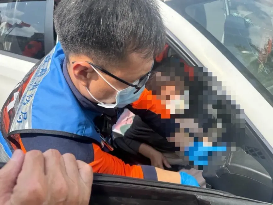 快訊/剛看完診要離開！台南翁開車撞破急診室圍牆　老夫妻再度入院