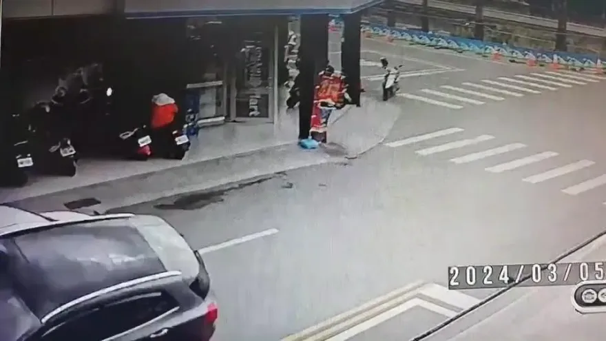 影/三寶是誰？埔里市區2車碰撞　200萬賓士180度翻覆路中央