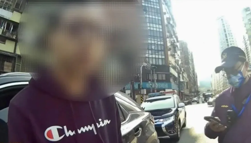 影/通緝男假冒哥哥身分遭警識破　車上搜出大批刀械、槍毒