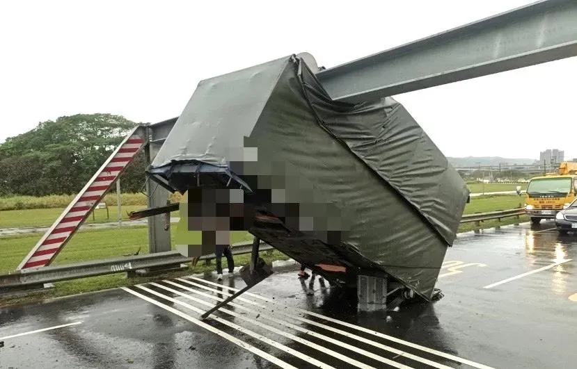 快訊/撞擊瞬間！新北五股貨車撞限高橫桿　車頭、貨斗分離機車追撞騎士傷