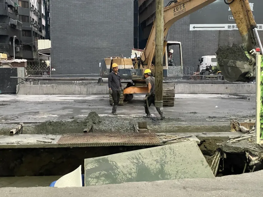 快訊/電影巨大天坑出現！台南建案旁小貨車墜落　轎車搖晃差一秒遭殃