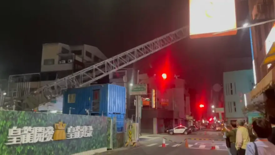 影/台南街頭恐怖大翻車！15米長天坑吞噬吊車引圍觀　警激動獅吼「辦你們喔」