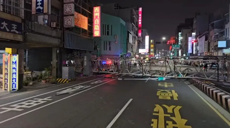 快訊/台南天坑釀災！大吊車砸毀民宅、警車　黃偉哲取消東京行程緊急返國