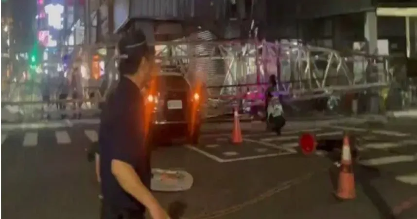 拉墜落小貨車！大吊車慘摔「第2個天坑」砸毀民宅警車　台南市府勒令停工